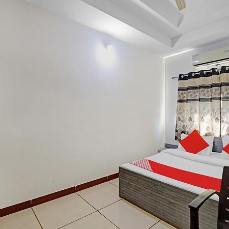 Hotel Velvet Rajkot Eksteriør billede
