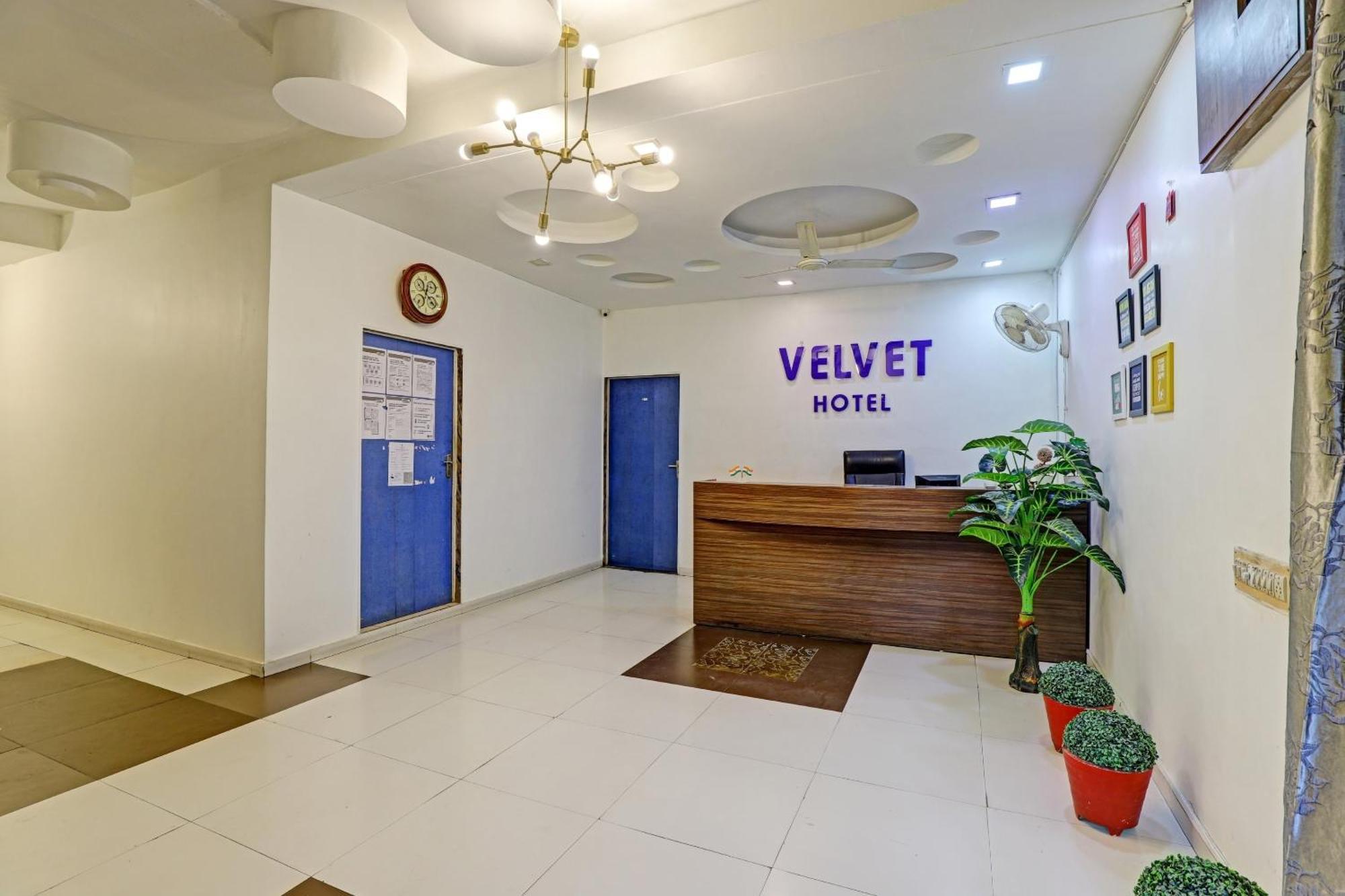 Hotel Velvet Rajkot Eksteriør billede