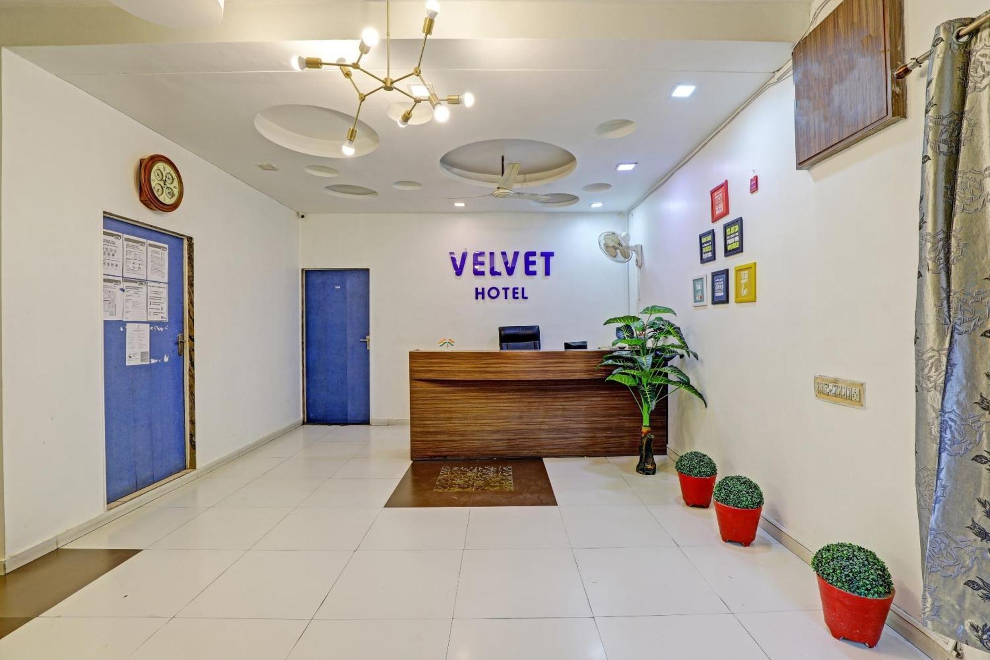 Hotel Velvet Rajkot Eksteriør billede