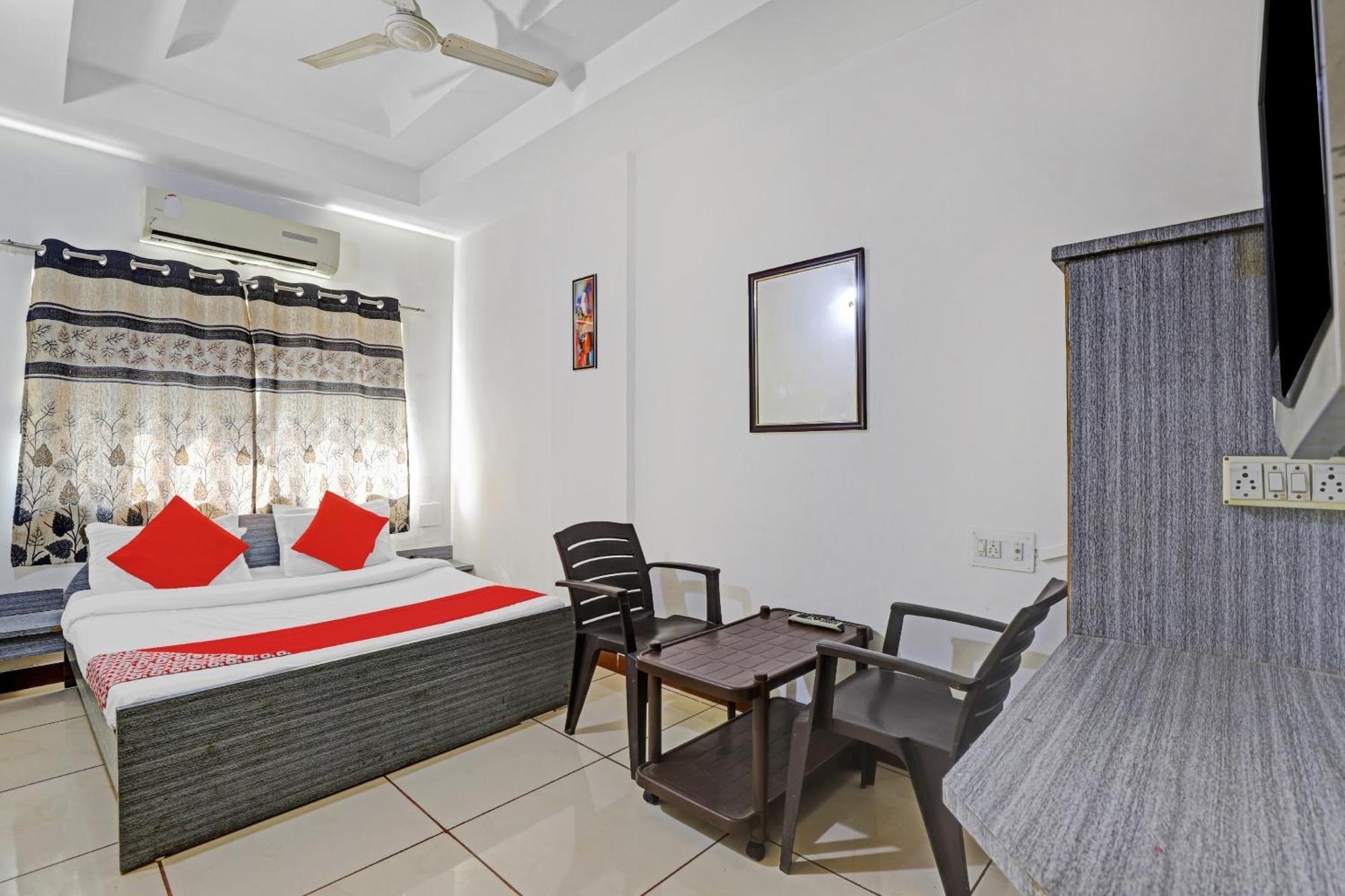 Hotel Velvet Rajkot Eksteriør billede