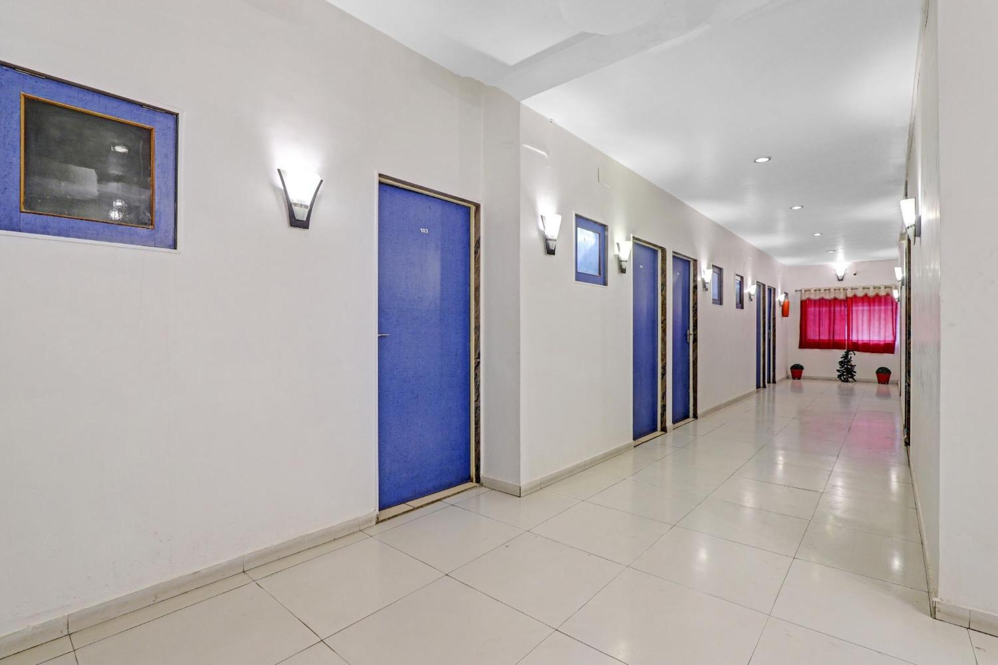 Hotel Velvet Rajkot Eksteriør billede